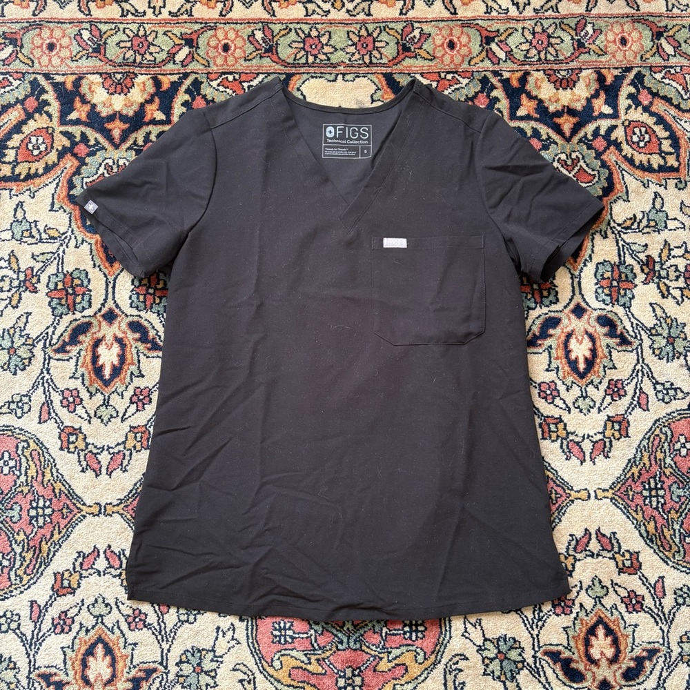 FIGS women’s scrub top